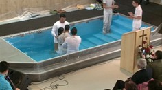 V Sabinove sa kúpu v kostole. Pod oltárom majú bazén