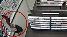 Tak to je vrchol drzosti. Muž strkal ženám v obchode mobil pod sukne a fotil ich