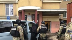 Monika Jankovská si slobodu dlho neužila, pred väznicou ju zadržali kukláči