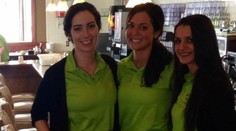 Prepitné ako sen: Žena darovala trom čašníčkam po 5 000 dolárov