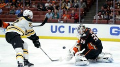 VIDEO: Pánik s tromi asistenciami pri výhre Chicaga, Cehlárik v prvom útoku Bruins