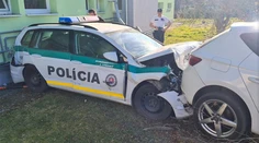 Dráma v Mojmírovciach. Policajti naháňali vodiča, museli po ňom strieľať. Všetci skončili v nemocnici