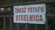 Žijú ako v palebnom poli. V časti Svrčinovca majú strelnicu priamo za humnami