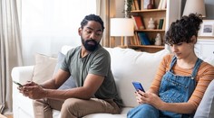 Vzťahy v digitálnej dobe: Ako sa vyrovnať s nepochopením a nerealistickými očakávaniami