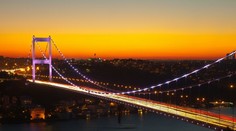 Vodič v Istanbule vrazil autobusom do zástavky a nožom útočil na ľudí