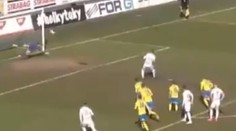 VIDEO: Kuriózny gól z penalty v Česku. Hráč vystrelil po zemi, no lopta skončila v šibenici