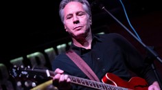 Zahral na gitare aj zaspieval. Šéf americkej diplomacie vyjadril v kyjevskom bare podporu Ukrajine