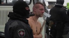 Video, ktoré poburuje svet. Kukláči si v mraze fotili nahého muža