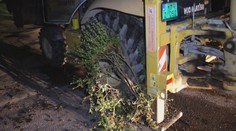 Opitý muž jazdil v noci bagrom po Považskej Bystrici. Keď zistí, čo mu hrozí, smiech ho prejde