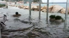 VIDEO: Jadran zasiahli búrky a silný vietor. Pod vodou skončili obľúbené chorvátske a slovinské letoviská