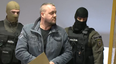 Zadržaní pri razii Kajúcnik strávili noc za mrežami, čakajú ich ďalšie výsluchy