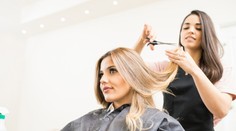 Na manikúru alebo ku kaderníčke sa stále nedostanete. Salóny ponúkajú rady cez internet