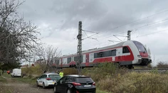 Vlaky po zrážke pri Pezinku odpratali, prevádzku však stále brzdí poškodená koľaj