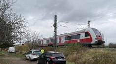 Vlaky po zrážke pri Pezinku odpratali, prevádzku však stále brzdí poškodená koľaj