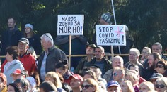 Smeráci a účastníci „čapicového“ protestu porušili opatrenia. Hygienici už začali konať