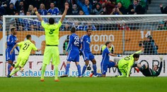 Augsburg zdolal Schalke 04 a poskočil v tabuľke