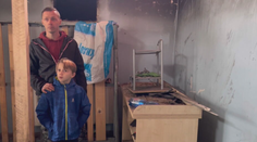 Z toho hlásenia sa mu dodnes chveje hlas. Hasič, ktorému počas služby zhorel dom, stále nemá strechu nad hlavou