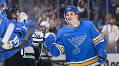 VIDEO: Dvorský opäť bodoval. Premiérovou asistenciou v NHL nasmeroval St. Louis k víťazstvu