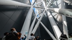 Nočná dráma v Tokiu. Ľudia strávili hodiny uväznení vo výťahu mrakodrapu