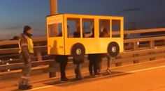 Protest, ktorý sa stal hitom na internete: Rusi sa prezliekli za autobus