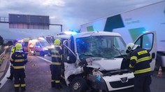 Dopravná nehoda pri Bratislave: Dodávka skončila pod kamiónom, zranilo sa päť ľudí