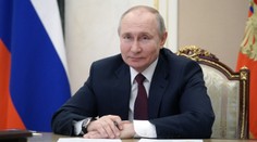 Putin reagoval na Bidenove urážky detskou riekankou. Poprial mu pevné zdravie