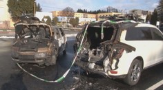Mladíci chceli zahladiť stopy po krádeži. Výsledkom boli dve zhorené vozidlá