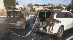 Mladíci chceli zahladiť stopy po krádeži. Výsledkom boli dve zhorené vozidlá
