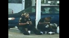 Policajtka dojala internet. Takto sa zachovala k bezdomovcovi