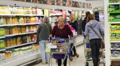 Zdražovanie v obchodoch sa končí. Dva reťazce ohlásili znižovanie cien pri stovkách produktov