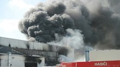 Hasiči lokalizovali požiar výrobnej haly, príčinu vzniku nepoznajú