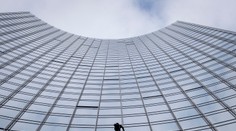 VIDEO: Pavúčí muž bez istenia zliezol mrakodrap vo Frankfurte