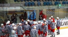 Zápas v Pardubiciach nedohrali, hráč narazil na mantinel zostal ležať na ľade