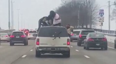 Vodiči neverili vlastným očiam. Mladé ženy twerkovali za jazdy na streche auta