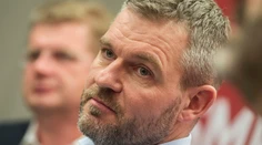 Od štvrtkového rána platí na Slovensku mimoriadna situácia, krízový štáb má pred sebou ťažké rozhodnutie