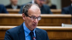 Štefan Kuffa mal vysvetliť haváriu ministerského auta. Koaliční poslanci rokovanie výboru bojkotovali, neprišiel ani on
