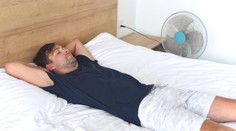 Napriek horúčave nespite so zapnutým ventilátorom. Spánkový expert vysvetlil riziká