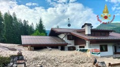 VIDEO: Dedinu v Dolomitoch pohltila zúrivá rieka bahna, trosiek a kameňov. Prehnala sa neuveriteľnou rýchlosťou