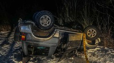 Nehoda opitej vodičky: Auto bez evidencie skončilo na streche