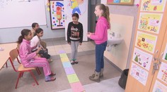 Keď deti učia deti. Navštívili sme školu neďaleko rómskej osady, kde sa vzdelávanie stáva spoločnou cestou