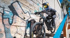 VIDEO: Preletel uličku iba o centimetre širšiu ako jeho riadidlá. Český biker vám vyrazí dych