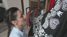 Úchvatná krása jej vyšívaných šiat vyráža dych. Tvorí ich v dedinke na východe