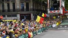 Totálna strata chochmesu? Fanúšikovia na dedine skákali po hroboch pre lepší výhľad na preteky