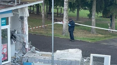 FOTO+VIDEO: Mohutná explózia odtrhla aj časť steny. Po útoku na Hornej Nitre z bankomatu nič nezostalo