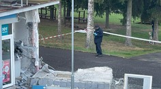 FOTO+VIDEO: Mohutná explózia odtrhla aj časť steny. Po útoku na Hornej Nitre z bankomatu nič nezostalo