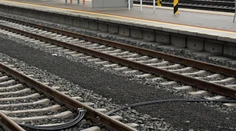 Komplikácie na železnici. Doprava medzi Sencom a Sládkovičovom je prerušená, zranil sa rušňovodič