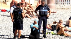 Fotka, ktorá rozhádala svet. Policajti prinútili moslimku vyzliecť sa na pláži