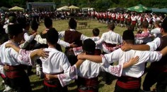 Svadba, akú ste zrejme ešte nevideli. Bohatá hostina, no ľudia sedia na zemi
