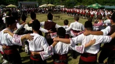Svadba, akú ste zrejme ešte nevideli. Bohatá hostina, no ľudia sedia na zemi