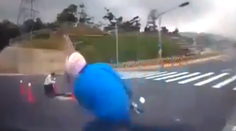 VIDEO: To snáď nie je možné! Z motorky vkĺzol do kanála ako had